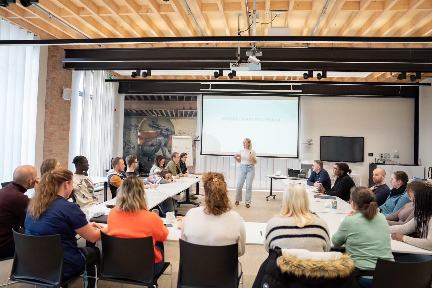 Paulien geeft presentatie aan grote groep